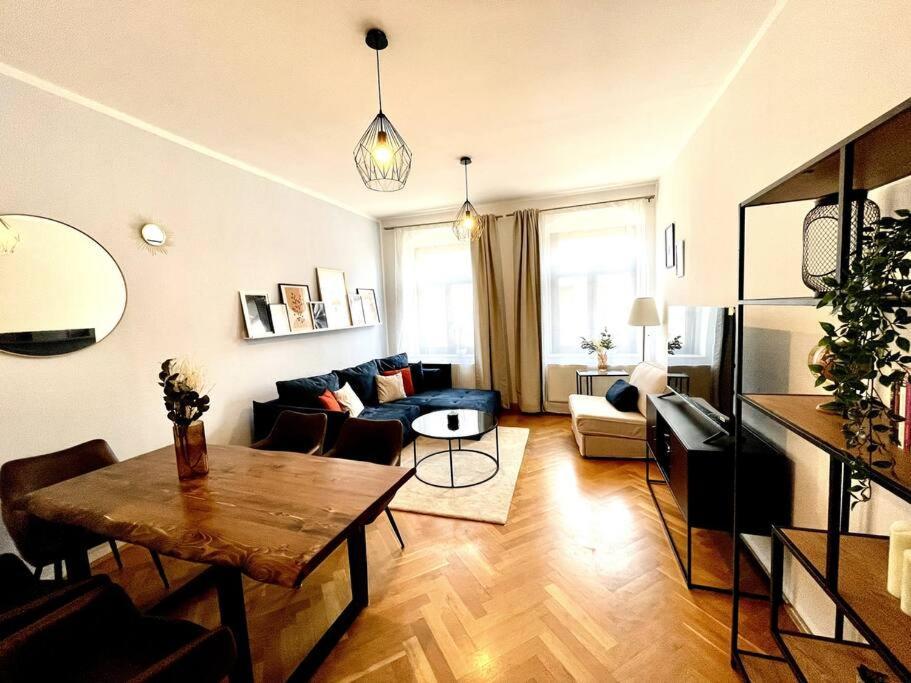 Casarina - Stilvoller Altbau In Zentraler Lage Apartment Dresden Luaran gambar